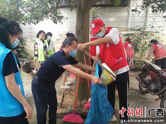 在社区内开展卫生清洁活动。罗潇 赵林林  供图