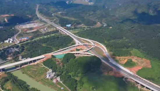 巴马宣传部供图 天(峨)巴(马)高速路建设者全力奋战 加快施工进度
