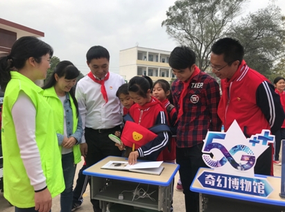 玉林市茂林镇泉东小学的孩子们兴致勃勃地体验中国移动5G奇幻博物馆。