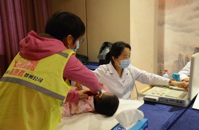 广西先心病儿童在接受中国移动免费先天性心脏病筛查救助活动。