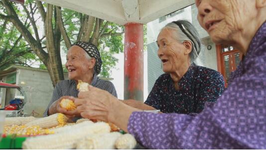 盘阳河沿岸的长寿老人。