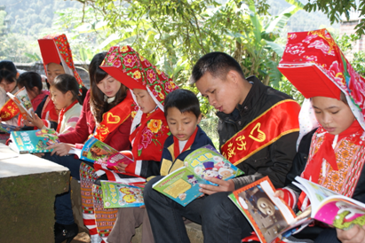中国移动广西防城港分公司志愿者爱心助学边境瑶族少年。