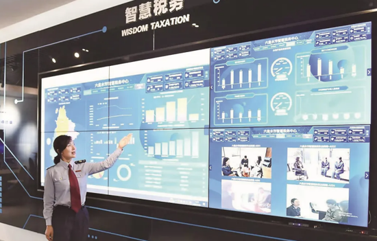 2021年中国国际大数据产业博览会六盘水分会场，税务干部在智慧税务展区向参会嘉宾介绍六盘水市“智慧税务中心”。杨钮 摄