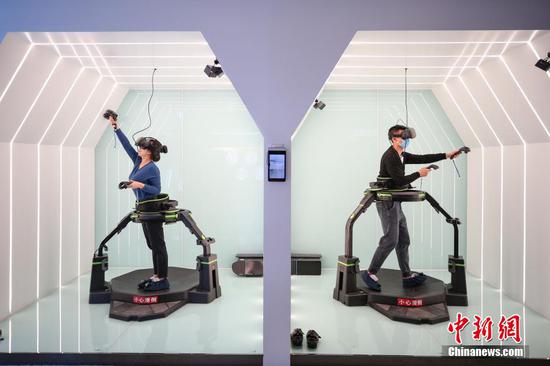 两名参观者在进行“VR互动火场逃生体验”。瞿宏伦 摄