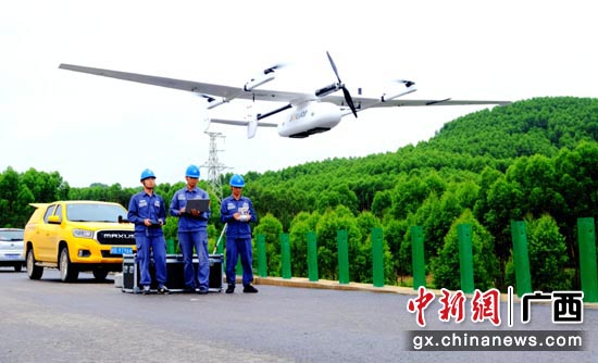 6月2日，南方电网广西柳州供电局工作人员用于新式垂直起降固定翼无人机对线路积极开展隐患排查。邹振远 摄