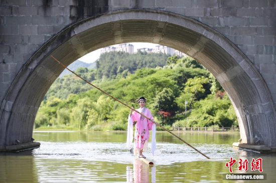 6月4日，贵州新蒲新区，杨柳在滑动独竹漂。 瞿宏伦 摄