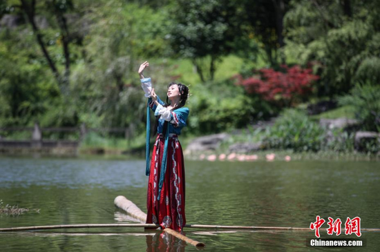 图为6月4日，贵州新蒲新区，杨柳在进行独竹漂舞蹈表演。 瞿宏伦 摄