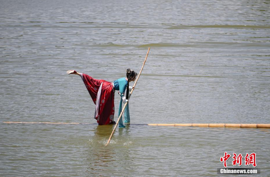 6月4日，杨柳在贵州遵义新蒲新区湿地公园展示独竹漂高难度动作。 瞿宏伦 摄