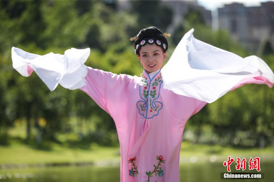 6月4日，贵州新蒲新区，杨柳在进行独竹漂戏曲表演。 瞿宏伦 摄