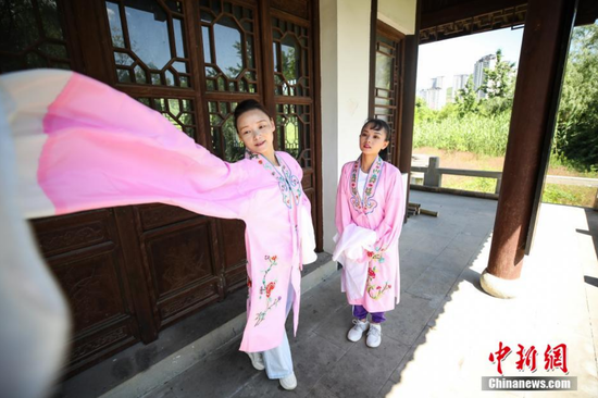 6月4日，贵州新蒲新区，戏曲老师在教杨柳（右）“甩水袖”。 瞿宏伦 摄
