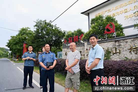 执法人员实地走访 周雨顺 摄