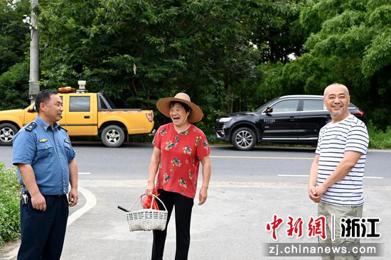 执法人员向村民了解情况 周雨顺 摄