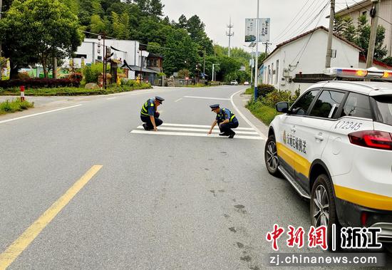 执法人员在查看地面 蔡晓俊 摄