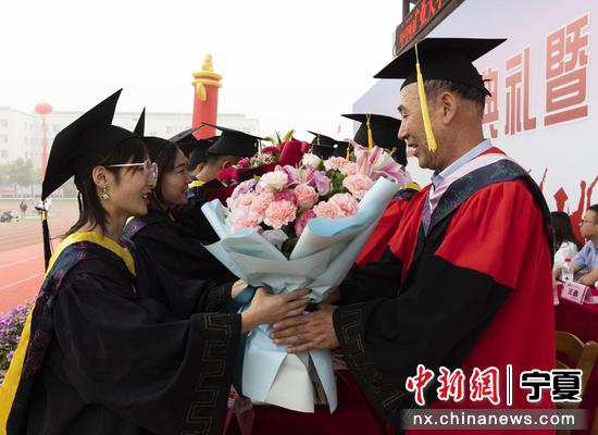毕业生代表向导师献花。杨迪 摄