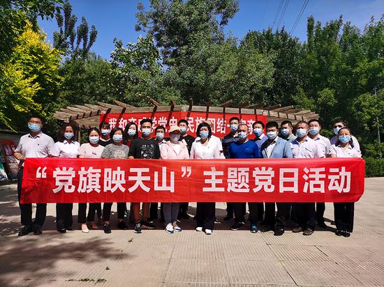 湖州路东社区“访惠聚”工作队组织开展了“永远跟党走”党史专题宣讲活动。