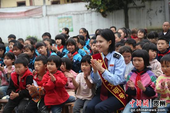 税务干部与孩子们一起参与趣味答题 刘彩虹 摄