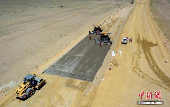 新疆首条沙漠高速公路建设提速 力争年内完工