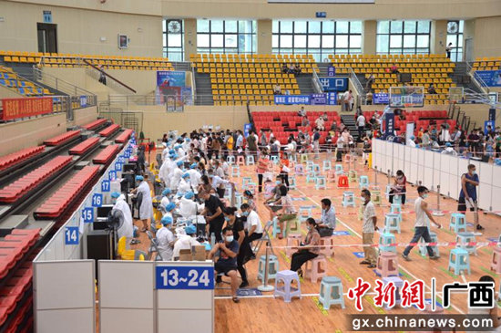 巴马宣传部供图 巴马群众踊跃接种疫苗 筑起防疫“长城”