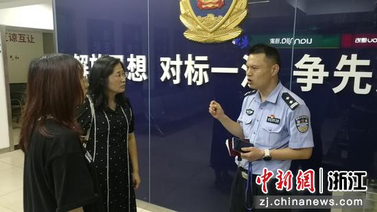 民警和小叶沟通办证事宜。上城公安 供图