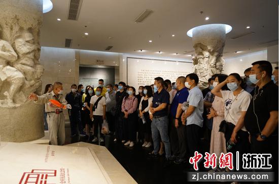 参观四行仓库纪念馆 徐佳 摄