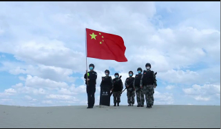 新疆恰勒什海邊境派出所女子巡邏隊對邊境區域進行巡查