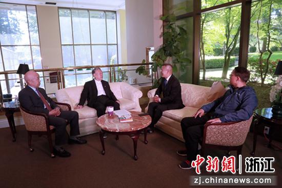 王典奇等一行看望车英麟  庞天明 摄