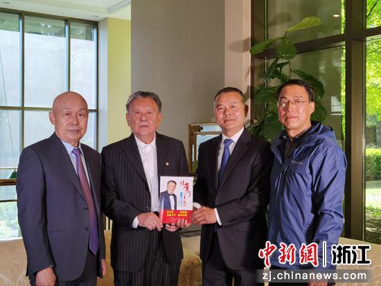 王典奇等一行看望车英麟  庞天明 摄 