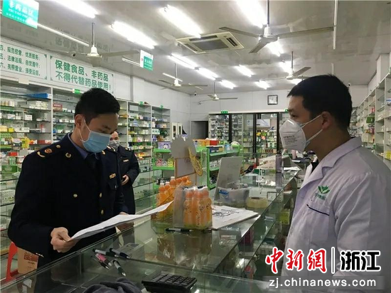 苍南县市场监管部门执法人员在检查药店。  温萱 摄