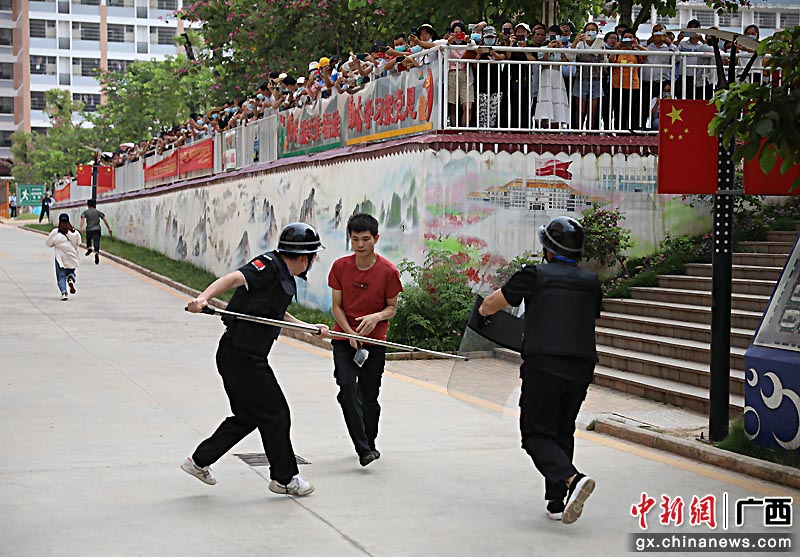 图为校园安保力量正在进行反恐防暴演练.甘勇 摄