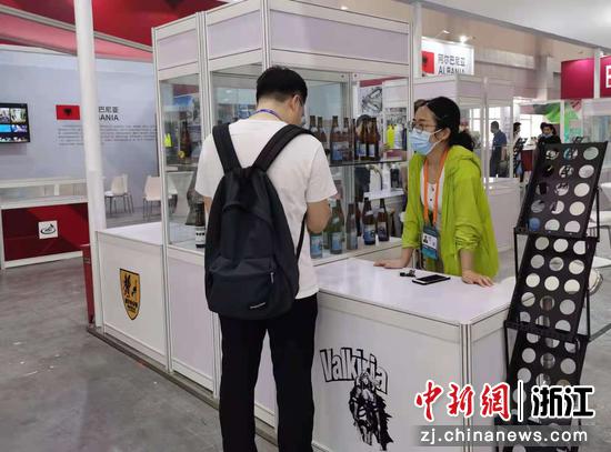 第二届中国—中东欧国家博览会期间，采购商与供应商在对接。胡亦心 摄