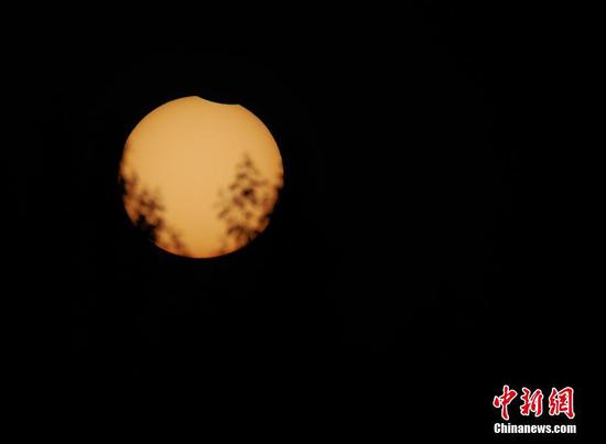 　　6月10日，新疆巴音郭楞蒙古自治州库尔勒市的上空出现日偏食天象。 中新社发 薛兵 摄