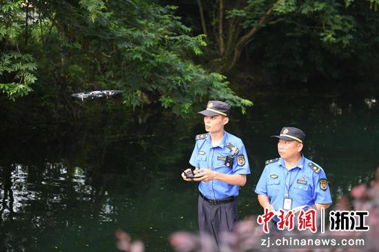 两名综合执法队的队员在利用无人机进行河道管护巡查。 干儒森供图