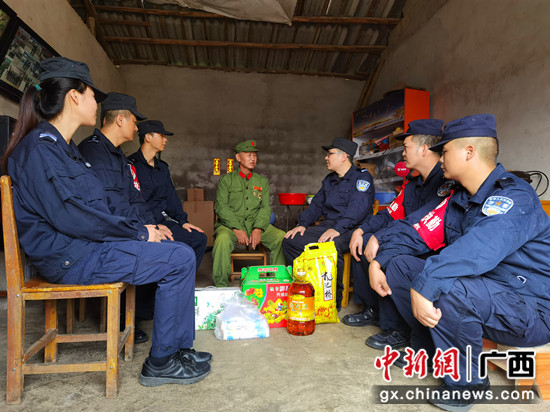 图为民警看望慰问对越自卫还击战老兵胡建斌 林森 摄