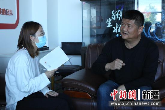 圖為韓波在接受采訪 拍攝者：李傳江