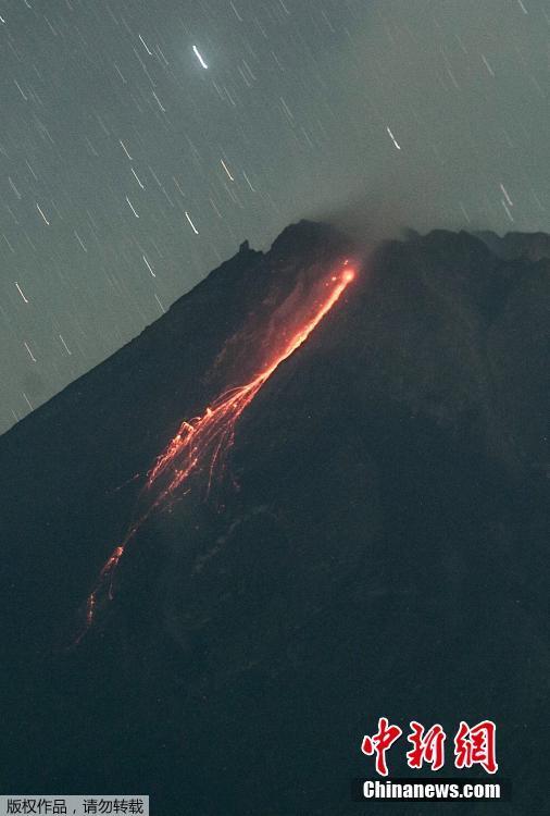 当地时间2021年6月13日，印尼日惹市，默拉皮火山喷发。