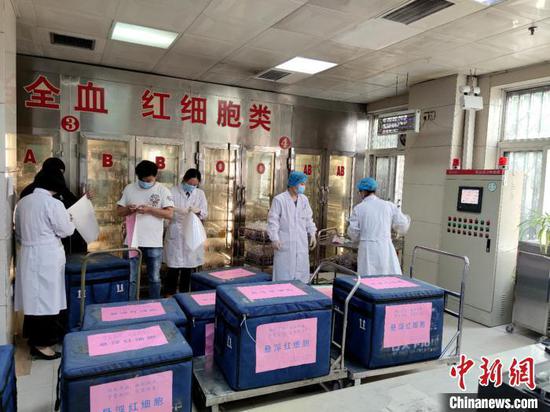 资料图：2020年5月，河南30万毫升悬浮红细胞运往武汉。　河南省红十字血液中心供图