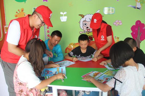 宁夏西部计划大学生志愿者在社区开展志愿服务。（资料图片）