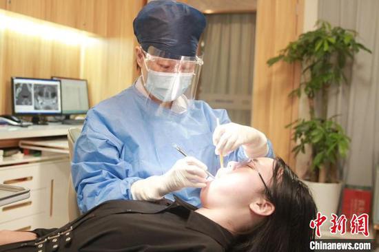 临床牙齿矫正是一项复杂的口腔医疗技术。　徐兰青　摄
