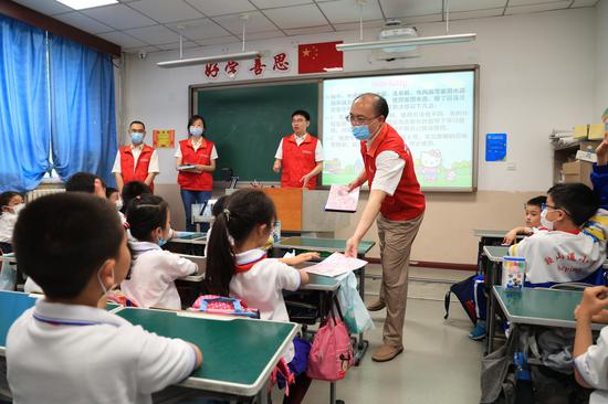 国网天津城南公司共产党员服务队向小学生宣传用电安全。 活动方供图