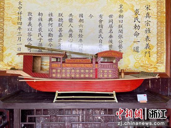 玉山公祠内，摆放着竹编制成的红船  项菁 摄