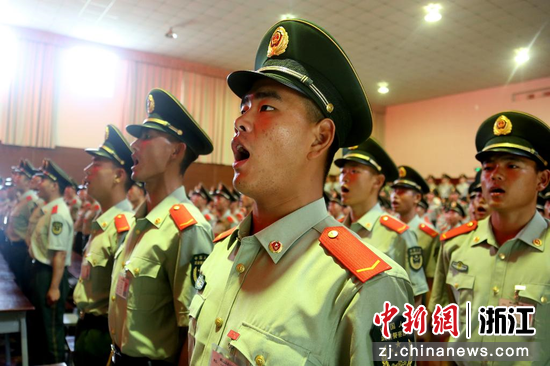 新授衔的列兵同志们齐声高唱《中国人民解放军军歌》。  郭帅伟供图