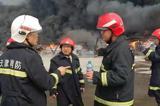2011年4月15日，佟海伟参与天津玖龙纸业火灾救援现场图。 受访者供图