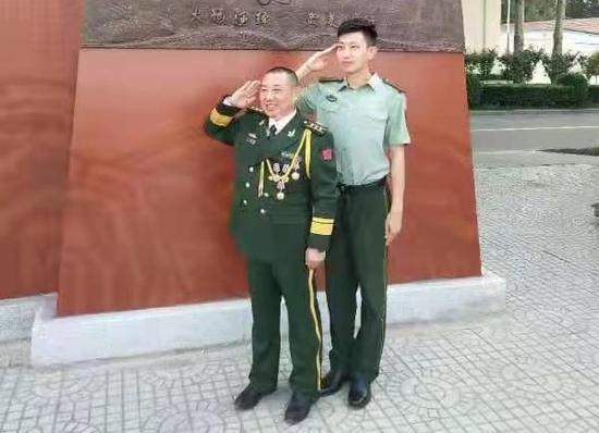 佟海伟与在中国人民武装警察部队干部学院应急救援专业学习的儿子佟润泽合影。 受访者供图