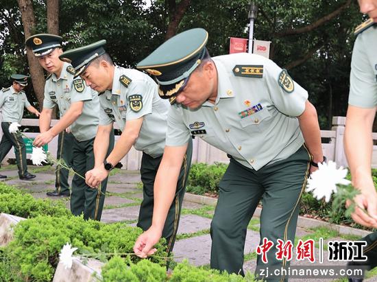 武警官兵为烈士敬献鲜花。章朝晖 摄