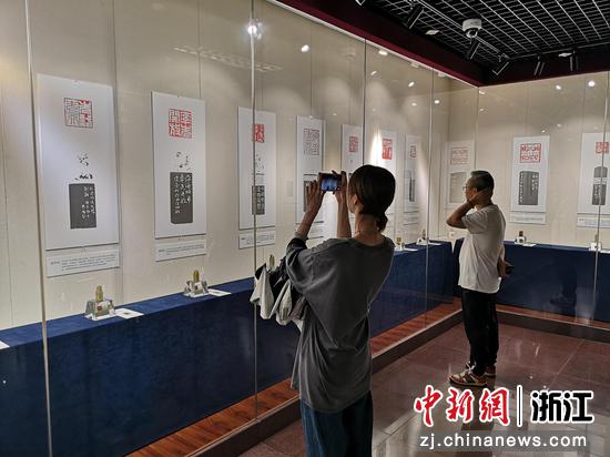 观众驻足观展。范宇斌 摄