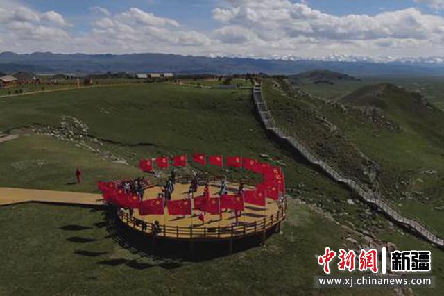 6月17日，一場紅歌“快閃”活動在全國最大的亞高山高寒草甸草原——新疆巴州和靜縣巴音布魯克草原景區精彩上演。（馬晶 攝）