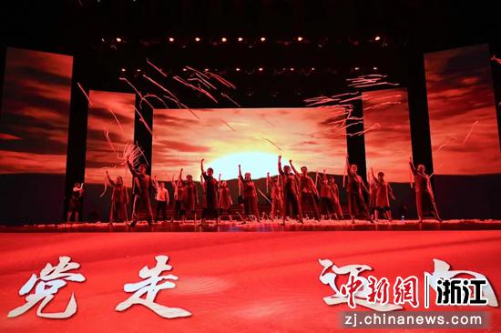 舞蹈《红船》。范伟鸿 摄