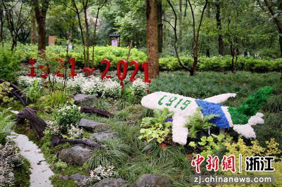 园林小品“百年荣光”。项敏慧 摄