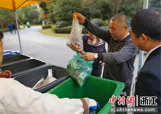 余杭一社区内居民正在指导下投放垃圾。 余杭区城管局供图