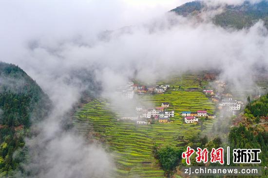 云雾缭绕的台回山 徐建锋供图